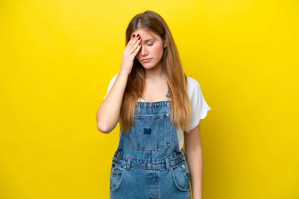 Junge Kaukasische Frau Isoliert Auf Gelbem Hintergrund Mit Kopfschmerzen — Stockfoto