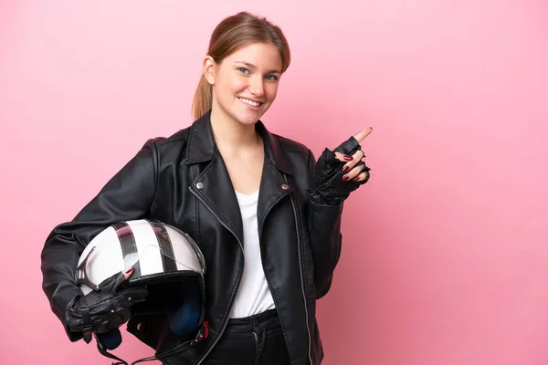 Молода Біла Жінка Мотоциклетним Шоломом Ізольована Рожевому Фоні Вказуючи Пальцем — стокове фото