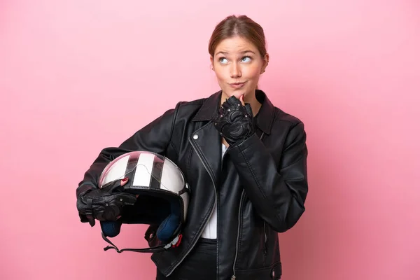 Junge Kaukasische Frau Mit Motorradhelm Isoliert Auf Rosa Hintergrund Und — Stockfoto