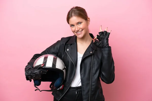 Молода Біла Жінка Мотоциклетним Шоломом Ізольована Рожевому Тлі Показуючи Знак — стокове фото