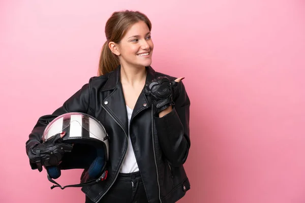 Jonge Blanke Vrouw Met Een Motorfiets Helm Geïsoleerd Roze Achtergrond — Stockfoto