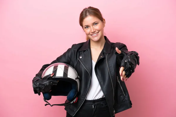 Молода Біла Жінка Мотоциклетним Шоломом Ізольована Рожевому Фоні Трясучи Руки — стокове фото