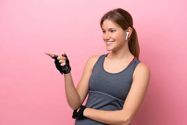 Mujer Joven Deportiva Caucásica Aislada Sobre Fondo Rosa Apuntando Con — Foto de Stock