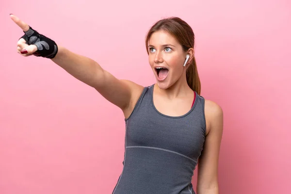 Jonge Sport Kaukasische Vrouw Geïsoleerd Roze Achtergrond Wijzend Weg — Stockfoto