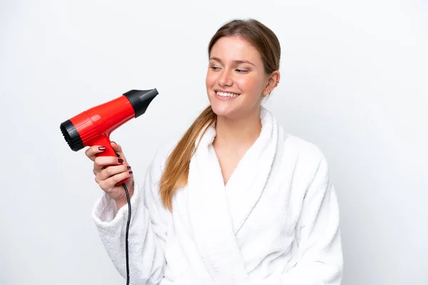 Jeune Femme Caucasienne Tenant Sèche Cheveux Isolé Sur Fond Blanc — Photo