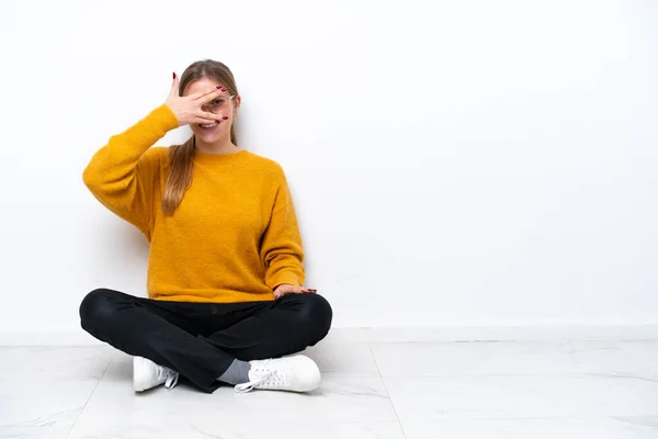 Mujer Joven Caucásica Sentada Suelo Aislada Sobre Fondo Blanco Cubriendo — Foto de Stock