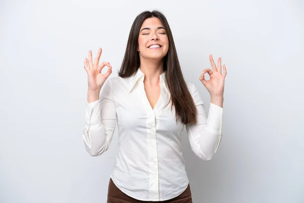 Jonge Braziliaanse Vrouw Geïsoleerd Witte Achtergrond Zen Pose — Stockfoto