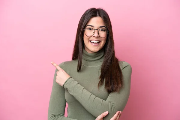 Joven Brasileña Aislada Sobre Fondo Rosa Con Gafas Apuntando Hacia —  Fotos de Stock