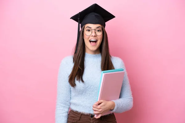 Jovem Estudante Brasileiro Usando Chapéu Graduado Isolado Fundo Rosa Com — Fotografia de Stock