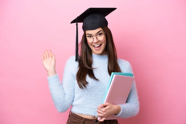 Ung Student Brasiliansk Kvinna Bär Examen Hatt Isolerad Rosa Bakgrund — Stockfoto