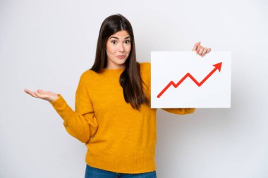 Beyaz arka planda izole edilmiş genç Brezilyalı kadın elinde büyüyen istatistik okuyla ilgili bir işaret tutuyor.