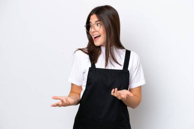 Restoran Brezilyalı garson kadın, beyaz arka planda şaşırmış yüz ifadesi ile izole edilmiş.