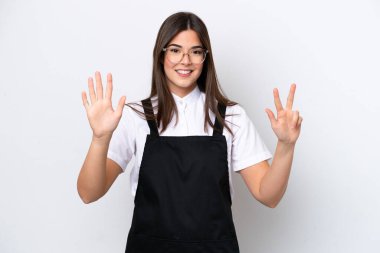 Restorandaki Brezilyalı garson kadın beyaz arka planda izole edilmiş, parmaklarıyla sekiz kişi sayıyor.