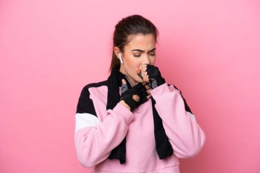 Pembe arka planda izole edilmiş genç Brezilyalı kadın öksürükten muzdarip ve kötü hissediyor.