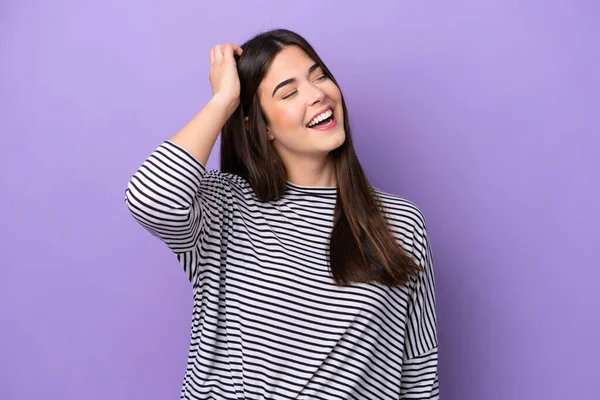 Joven Brasileña Aislada Sobre Fondo Morado Sonriendo Mucho — Foto de Stock