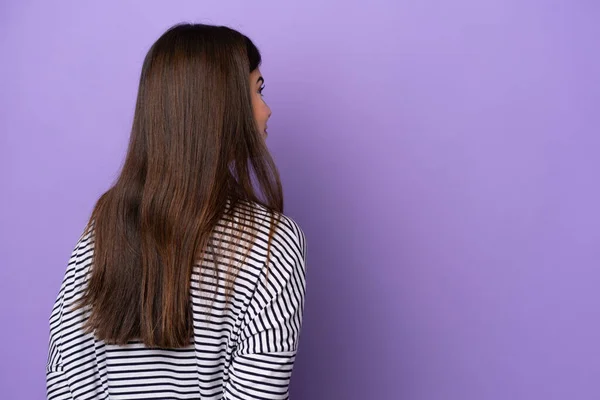 Young Brazilian Woman Isolated Purple Background Back Position Looking Back — Φωτογραφία Αρχείου