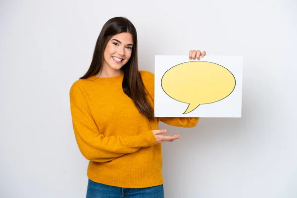 Jovem Brasileira Isolada Fundo Branco Segurando Cartaz Com Ícone Bolha — Fotografia de Stock