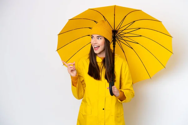 Mujer Brasileña Joven Con Abrigo Impermeable Paraguas Aislado Sobre Fondo — Foto de Stock