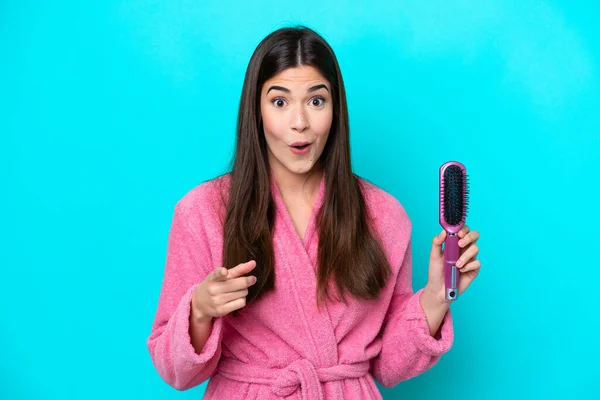 Mujer Brasileña Joven Sosteniendo Cepillo Aislado Sobre Fondo Azul Sorprendido —  Fotos de Stock