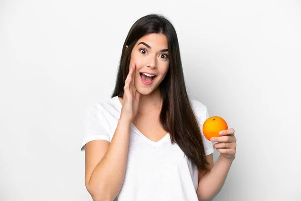 Молодая Бразильская Женщина Держит Апельсин Изолирован Белом Фоне Кричать Открытым — стоковое фото