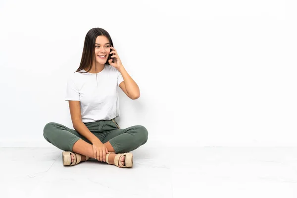 Chica Adolescente Sentada Suelo Manteniendo Una Conversación Con Teléfono Móvil — Foto de Stock