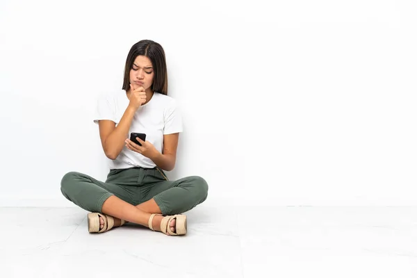 Adolescente Chica Sentada Suelo Pensando Enviando Mensaje — Foto de Stock