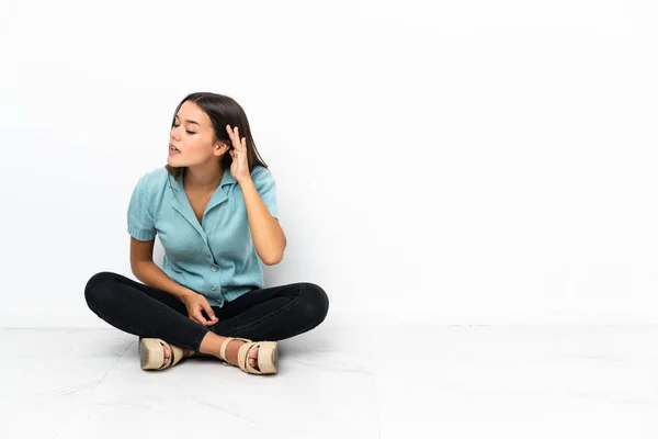Adolescente Chica Sentada Suelo Escuchando Algo Poniendo Mano Oreja — Foto de Stock