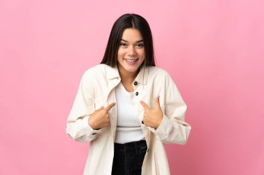 Pembe arka planda yüzü sürpriz bir şekilde izole edilmiş genç kız.