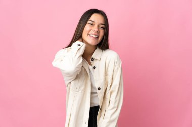 Pembe arka planda izole genç kız gülüyor.