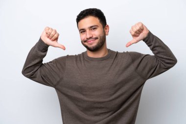 Genç Brezilyalı adam beyaz arka planda soyutlanmış gururlu ve kendinden memnun