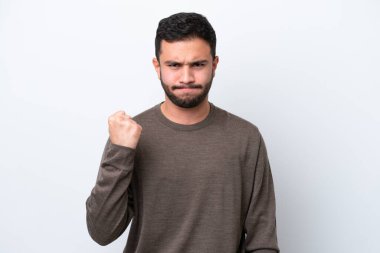 Genç Brezilyalı adam mutsuz bir ifadeyle beyaz arka planda izole edilmiş.