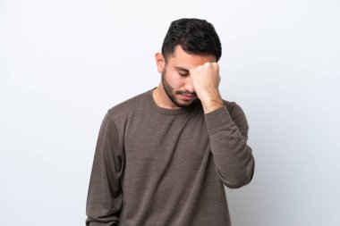 Genç Brezilyalı adam beyaz arka planda baş ağrısı ile izole edilmiş.