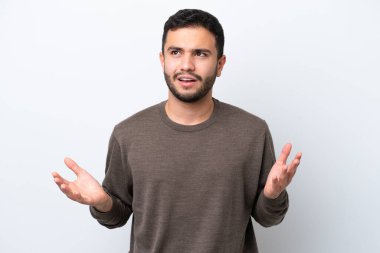Beyaz arka planda izole edilmiş genç Brezilyalı adam bunalıma girdi.