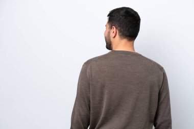 Genç Brezilyalı adam beyaz arka planda izole edilmiş.