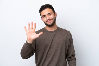 Beyaz arka planda izole edilmiş genç Brezilyalı beş parmaklı sayıyor.