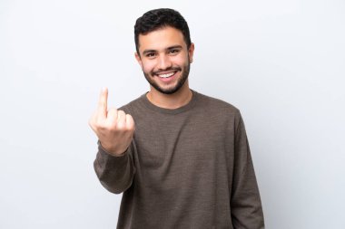 Beyaz arka planda izole edilmiş genç Brezilyalı bir adam geliyor.