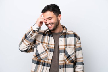 Genç Brezilyalı adam beyaz arka planda izole edilmiş gülüyor.