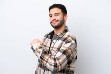 Genç Brezilyalı adam beyaz arka planda soyutlanmış gururlu ve kendinden memnun