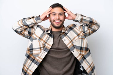 Beyaz arka planda, sürpriz bir ifadeyle izole edilmiş genç Brezilyalı adam.