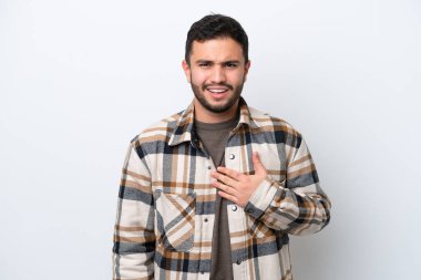 Beyaz arka planda izole edilmiş genç Brezilyalı adam kendini işaret ediyor.