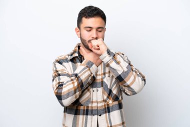 Genç Brezilyalı adam beyaz arka planda çok öksürüyor.