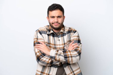 Genç Brezilyalı bir adam beyaz arka planda kendini yalnız hissetti.