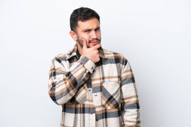 Genç Brezilyalı bir adam beyaz arka planda izole edilmiş şüpheleri var.