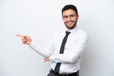 Brezilya 'lı iş adamı beyaz arka planda izole edilmiş, parmağıyla kenarı gösteriyor.