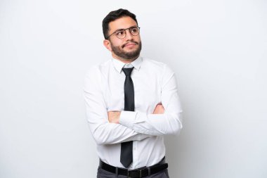 Brezilyalı iş adamı beyaz arka planda izole edilmiş. Omuzlarını kaldırırken şüpheyle hareket ediyor.