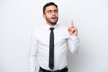 Brezilyalı iş adamı beyaz arka planda izole edilmiş bir şekilde bir fikir düşünüyor.