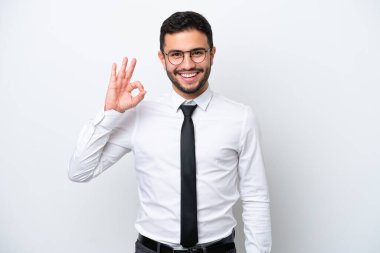 Brezilyalı iş adamı beyaz arka planda izole edilmiş. Parmaklarıyla işaret veriyor.