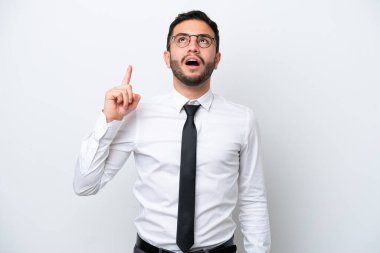 Brezilyalı iş adamı beyaz arka planda izole edilmiş ve şaşırmış.