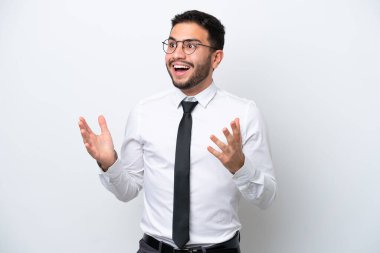 Brezilya 'lı iş adamı, beyaz arka planda şaşırmış yüz ifadesi ile izole edilmiş.
