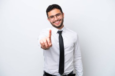 Brezilyalı iş adamı beyaz arka planda izole edilmiş ve parmağını kaldırıyor.